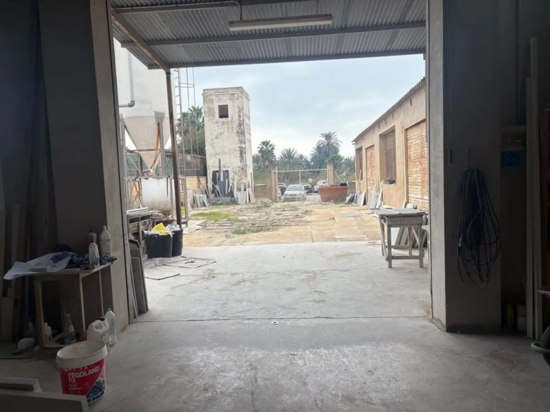 Nave Industrial y Terreno en Venta - Santa Pola