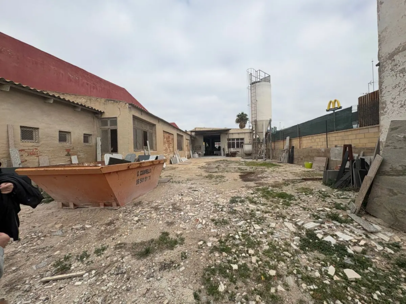 Nave Industrial y Terreno en Venta - Santa Pola