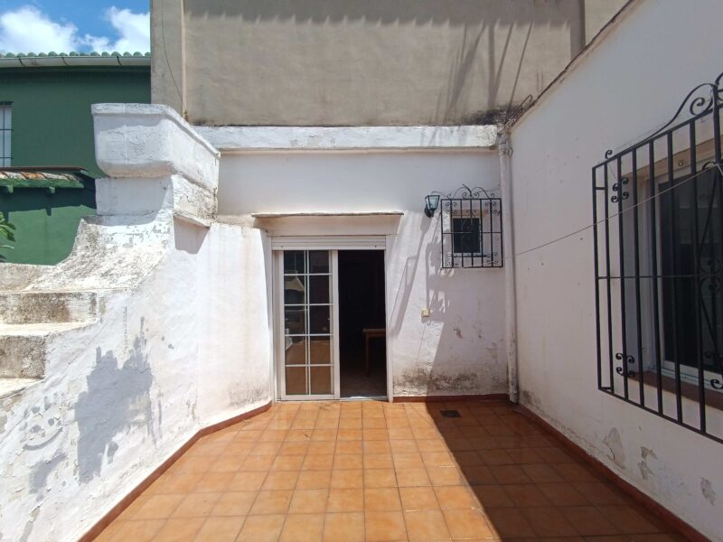 🏡 Casa adosada en venta en Beniarbeig (Alicante) – 422 m² con patio y semisótano