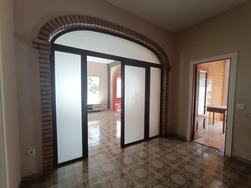🏡 Casa adosada en venta en Beniarbeig (Alicante) – 422 m² con patio y semisótano